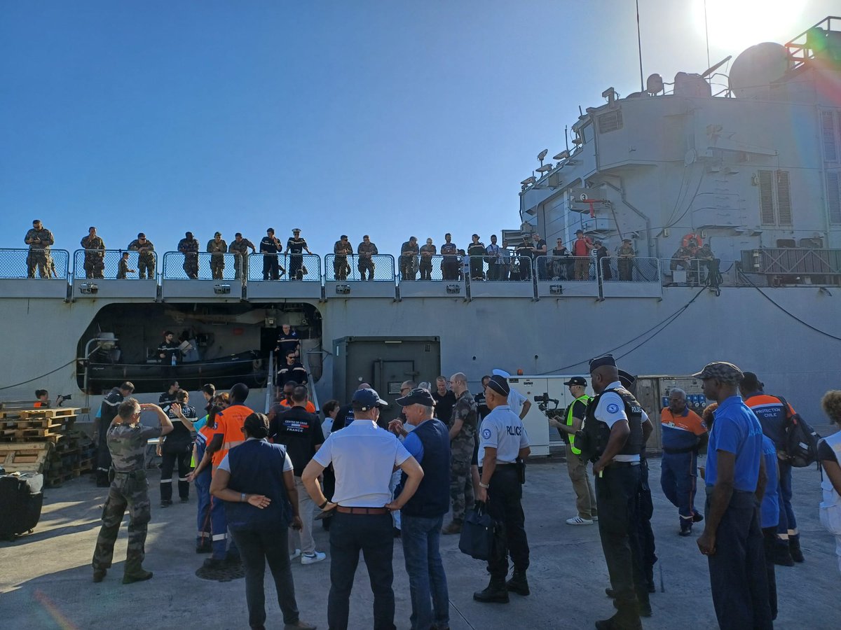 #haïti Trois bateaux de la Marine Nationale accostent ce vendredi 29 mars à Fort de France dans le cadre de l'évacuation et la prise en charge de 243 ressortissants. D'importants moyens techniques de l'Etat ont été mis en oeuvre pour les accueillir dans les meilleures conditions