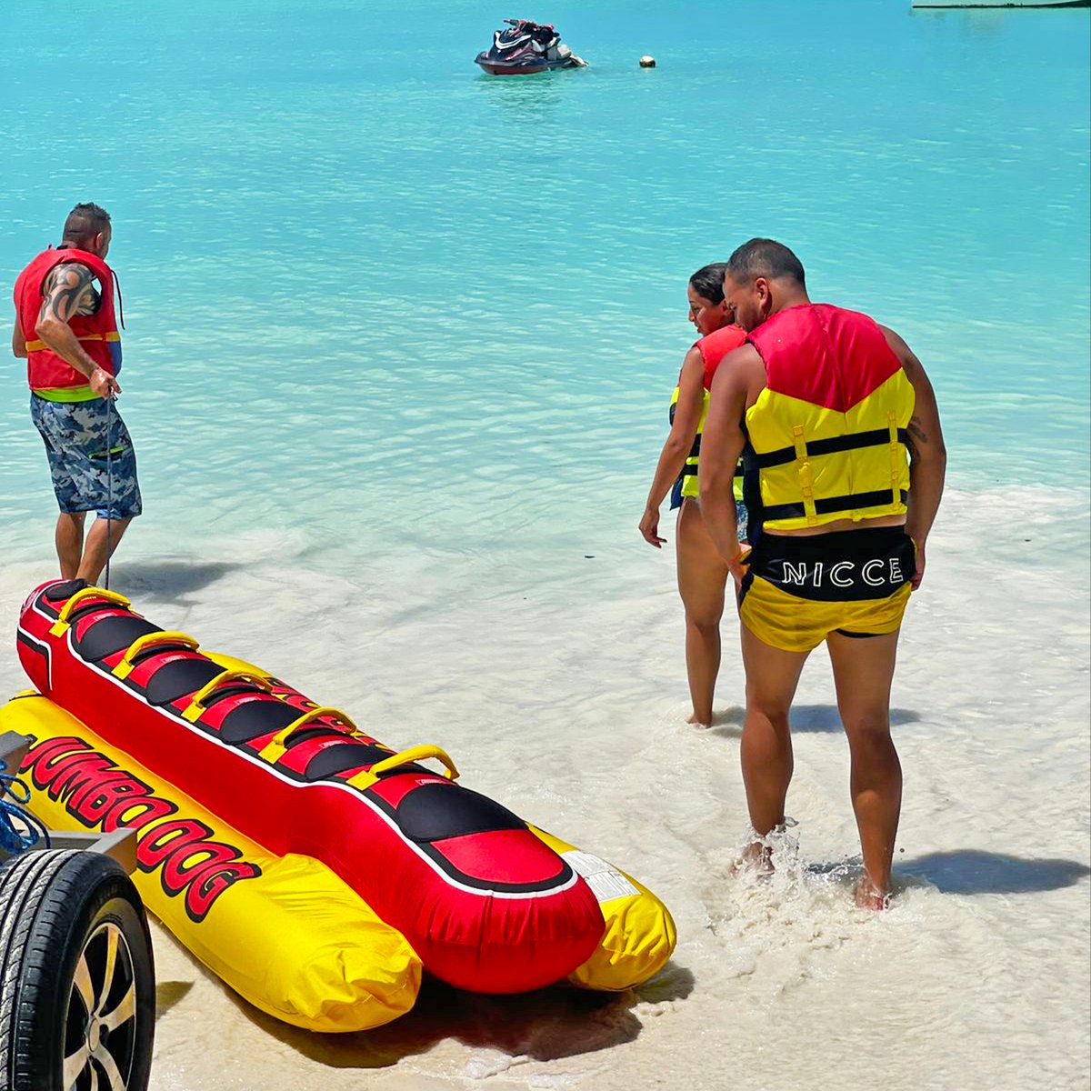 Hold on tight and let's go bananas! Our banana boat rides are a recipe for laughter, fun, and unforgettable moments with friends and family. 🍌
.
skydive.sc/fly-seychelles…
.
#flyseychelles #bananaboatseychelles #BananaBonanza #SeychellesVibes #OceanAdventures