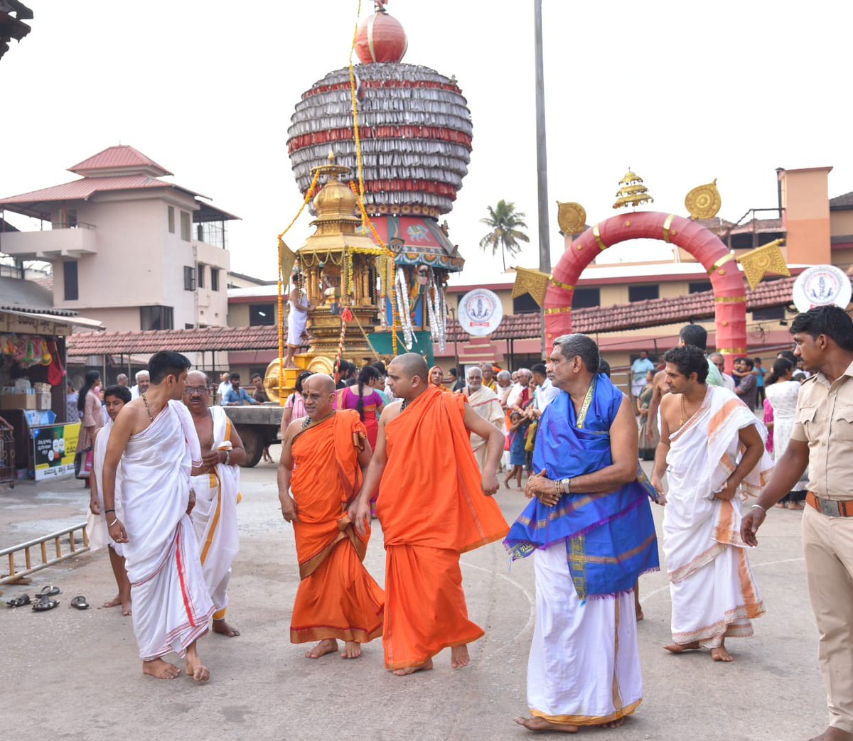 Sri Puthige #Vishwa_Gita_Paryaya On the auspicious occasion of HH Sri Vyasaraja Theerthara Aradhana, Suvarna Rathothsava was performed of Sri Vyasarajaru Rachitha Granthagalu & his Bhava-Chitra at Ratha Beedhi,Sri Krishna Matha,Udupi in divine presence of Ubhaya Srigalu🙏