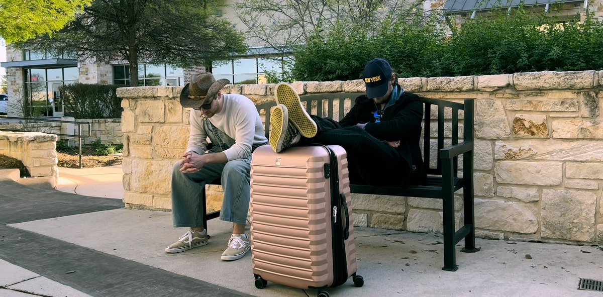 RealBrokenColor's tweet image. the world’s smallest is out now!! link in bio 🎻