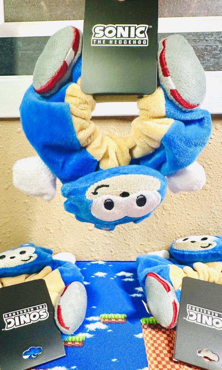 ✨RAFFLE TIME✨

These 3 little Sonic scrunchies are looking for new homes!💙Picking 3 winners this week😃

To Enter:
- Follow <a href="/FrackDeals/">Frack's Sonic Deals</a>
- Retweet this post

Deadline to enter giveaway is April 3rd at 11:59 PST

Thanks as always for your support! 🦎💚