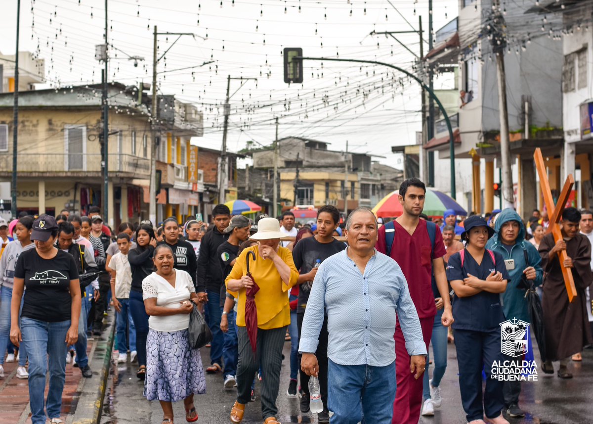 #galeriafotografica 
PROCESIÓN DE FE Y ESPERANZA
Con rezos, cánticos, fe y esperanza de los fieles católicos, se desarrolló la procesión del Via crucis que inició desde la iglesia San Jacinto y recorrió varias calles del cantón Buena Fe.
#ViernesSanto #resurreccion @DiCaAnYe