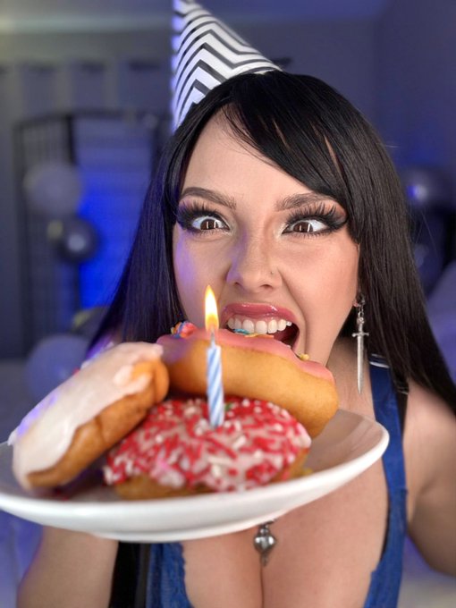 IT&rsquo;S MY BIRTHDAY 🥳💙🍩 https://t.co/Mmlo5aI6B9<a href="/tag/revengeofthe5th"class="tags"><span>#revengeofthe5th</span></a>