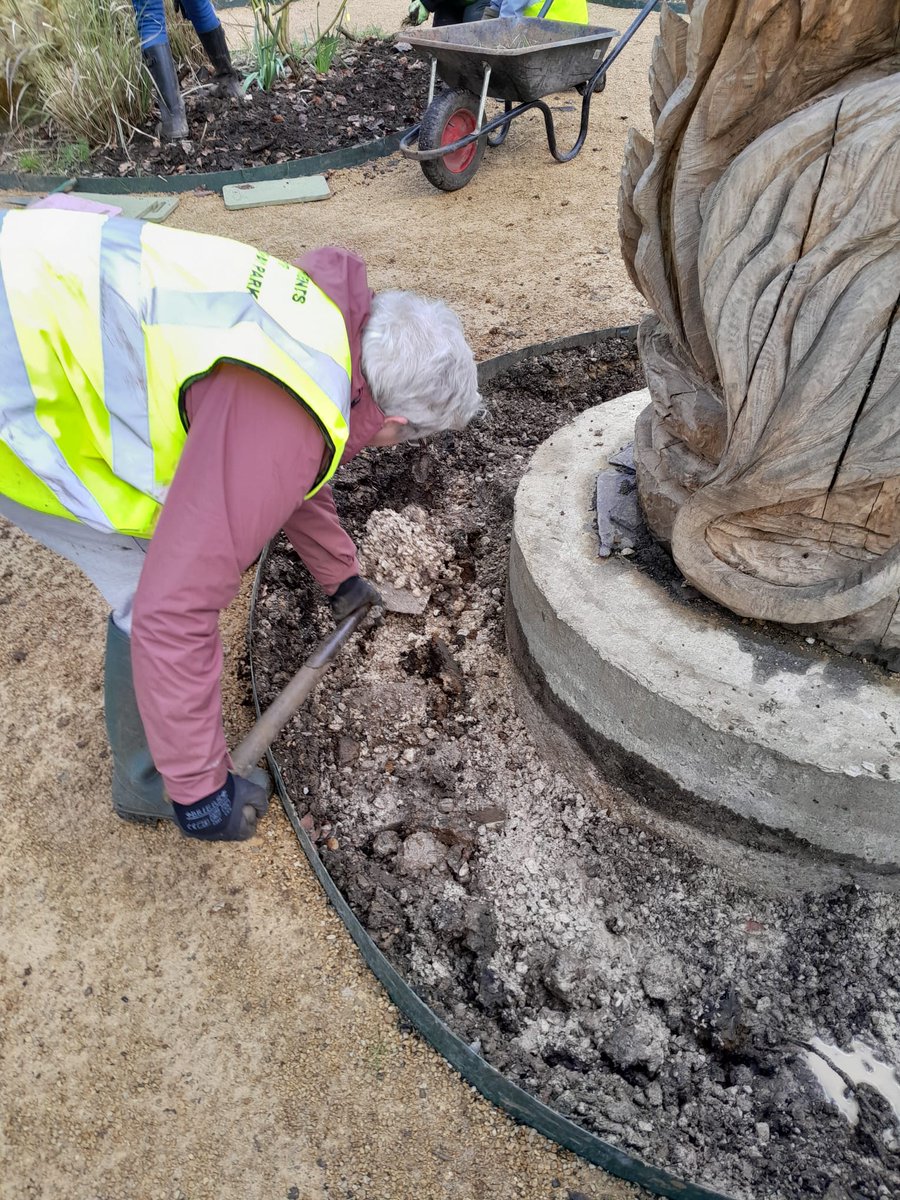 2/2 to remove more litter from the canal.  Litter picking complete, the main task was to remove ballast &amp; cement in the proposed flower beds around the 2 wooden sculptures &amp; backfill with something that plants could grow in. Next,  planning the plants! 🌷