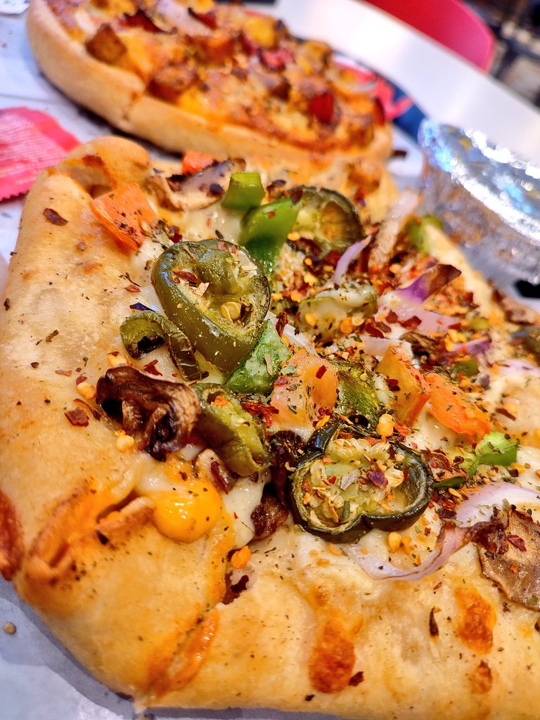 KudiPatakhaa's tweet photo. Both the Pizzas for....I, me &amp; Myself 🥰

#HappyWeekendGuys 🥳 https://t.co/cEtbpY5ATA
