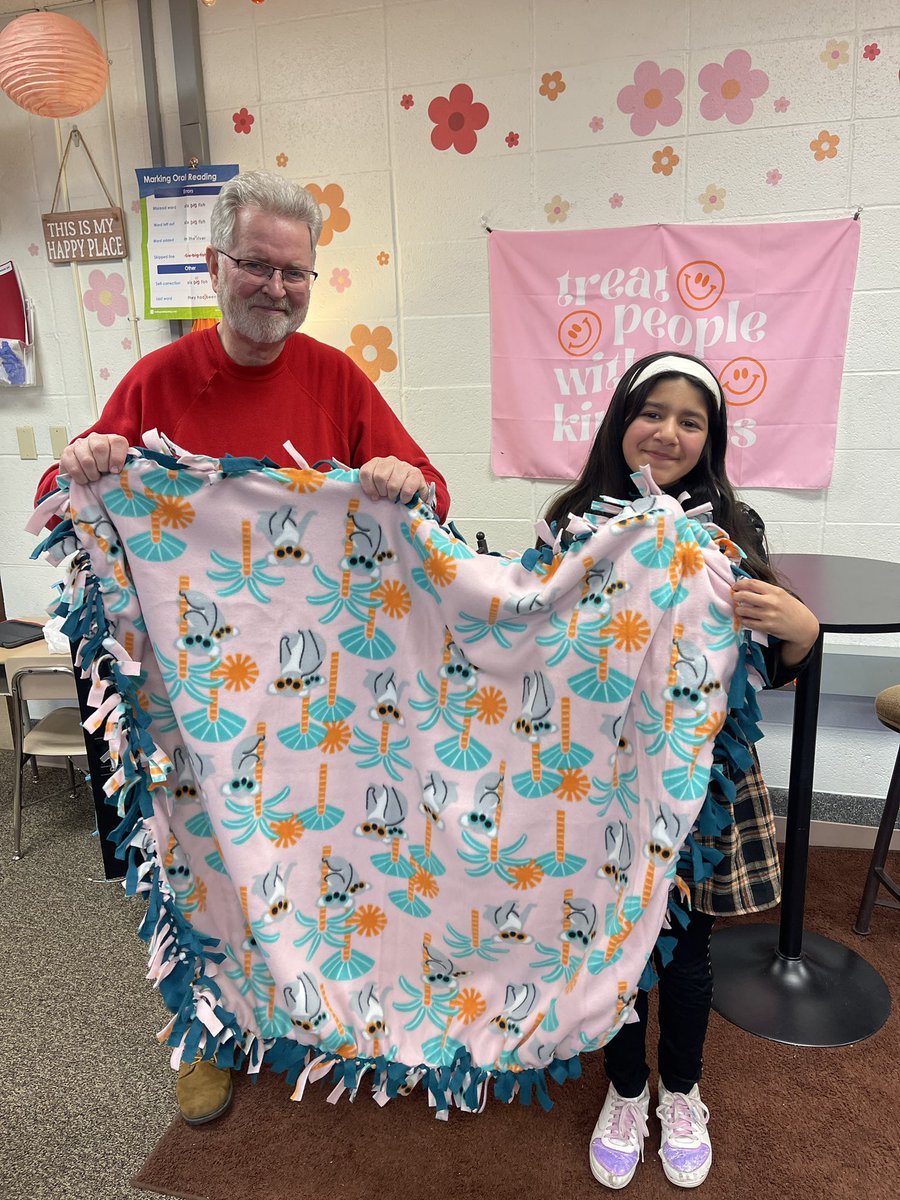 Our Ss had the opportunity to give back to our community by making fleece blankets and cards of affirmation for Bellevue Together. Thank you to the volunteers who also dedicated their time supporting our Ss in this service project! ❤️🐯 @BirchcrestTiger @BellevueSchools #bctigers