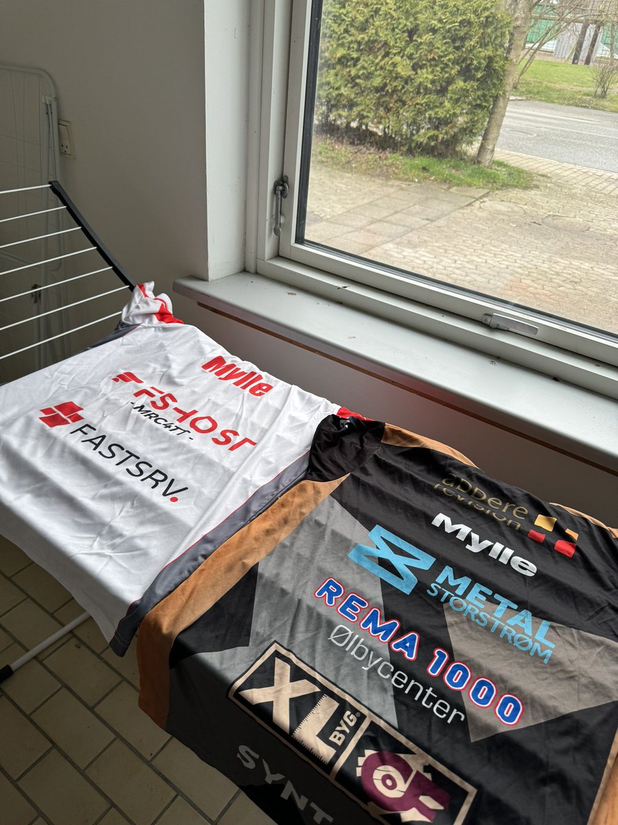 Noget af en forskel! Vi må erkende den nye jersey passer bedre til vores visuelle look end den gamle.💥det takket være <a href="/foreningstoj/">Foreningstoj.dk</a> 😍