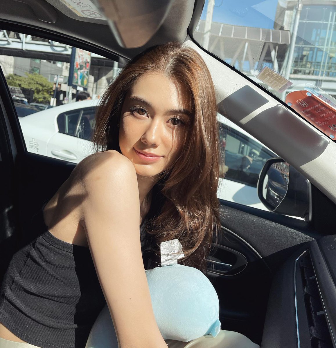 Web676's tweet image. "Cruising with style, she steals a glance at the camera, capturing the essence of the journey ahead. #RoadTripVibes #CarSelfie #AdventureBegins"