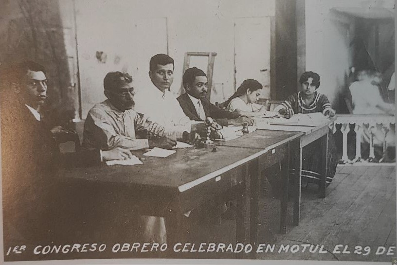 INEHRM's tweet photo. #FelipeCarrilloPuerto

29-marzo-1918

En Motúl, #Yucatán, se inaugura el Primer Congreso Obrero Socialista, convocado por trabajadores y delegados provenientes de distintas regiones del estado. Felipe Carrillo Puerto es designado presidente del mismo. https://t.co/rkbsyHcOPp