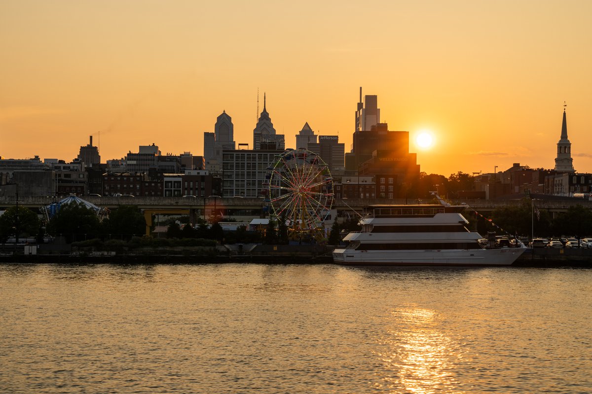 LAST CALL! Fill out our end-of-season survey to help us to make the #RiverRink the best it can be. Submit today for a chance to win exciting prizes for the summer season. bit.ly/48Dn8ur' #MyPhillyWaterfront #RiverRink