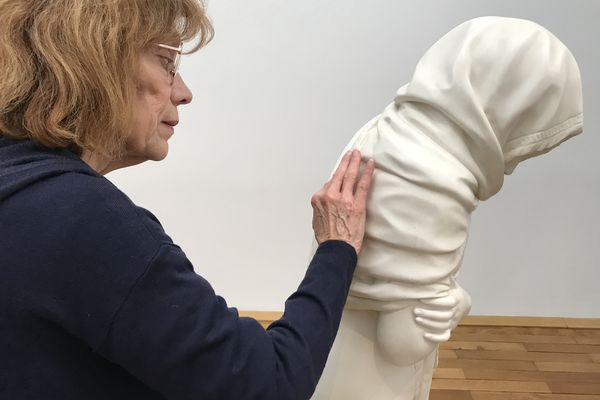 'Prière de toucher', une exposition qui permet aux malvoyants de voir des sculptures avec les mains. ►france3-regions.francetvinfo.fr/pays-de-la-loi… #Nantes #expo #art @MuseeArtsNantes #LoireAtlantique