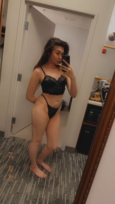 Feeling myself in my new fit!!  Wanna see me take it off ? Click the link below and let&rsquo;s play!   https://t<a href="/tag/live"class="tags"><span>#live</span></a><a href="/tag/porn"class="tags"><span>#porn</span></a><a href="/tag/baddie"class="tags"><span>#baddie</span></a><a href="/tag/playtime"class="tags"><span>#playtime</span></a><a href="/tag/daddy"class="tags"><span>#daddy</span></a><a href="/tag/badgirl"class="tags"><span>#badgirl</span></a>
