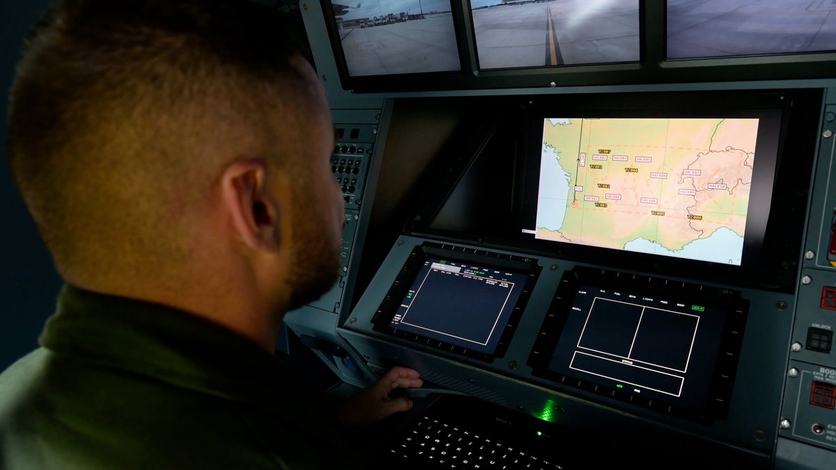 Armee_de_lair's tweet photo. Le #M2MC intégré à #VOLFA24 💡
Communiquer, naviguer, observer, écouter, identifier et renseigner... les domaines cyber et spatial sont au cœur des opérations militaires. Exercice de signalement stratégique, #VOLFA24 est l’un des pionniers du #M2MC ➡️ https://t.co/dFw90G8Cps https://t.co/iFPVl6HGID