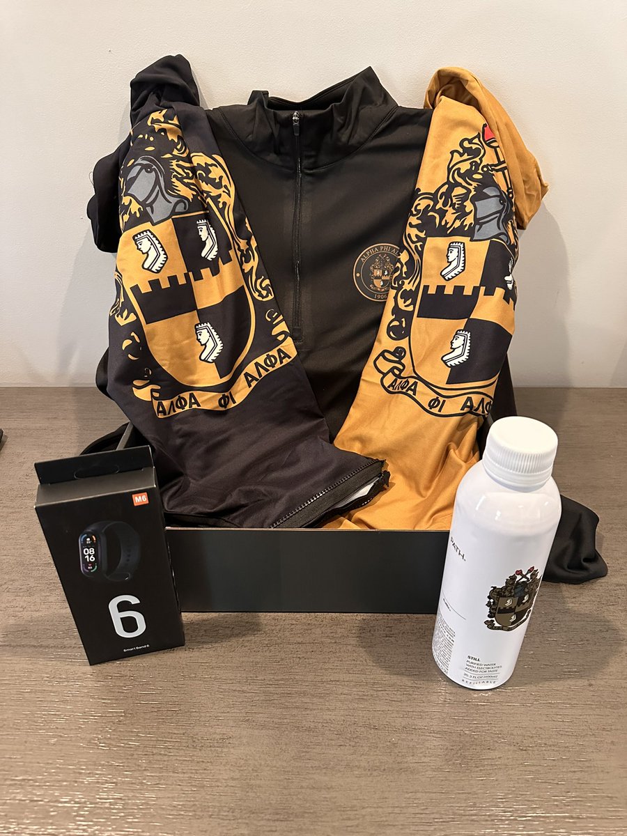 LSparrow1906's tweet photo. Marchβs Alpha Ice box did not disappoint. We received the following items:
Custom 1/4 Zip Antigua Pullover
Custom Fitbit & Path Water Bottle
Two Luggage Covers
#AlphaBox https://t.co/PteSNaOxNY