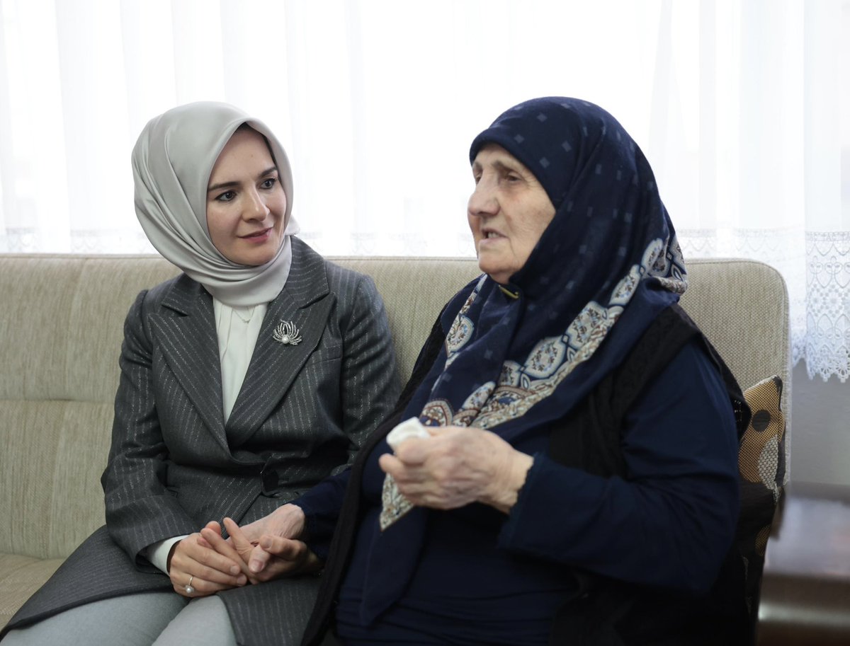 15 Temmuz'da, ülkemizin birliğine ve dirliğine kasteden FETÖ tarafından Şehitler Köprüsü'nde şehit edilen Özel Harekat Polisimiz Münir Alkan'ın kıymetli annesini Tekirdağ'daki evinde ziyaret ederek hayır duasını aldık.

Münibe teyzemiz tevekkülü ve metanetiyle tüm şehit