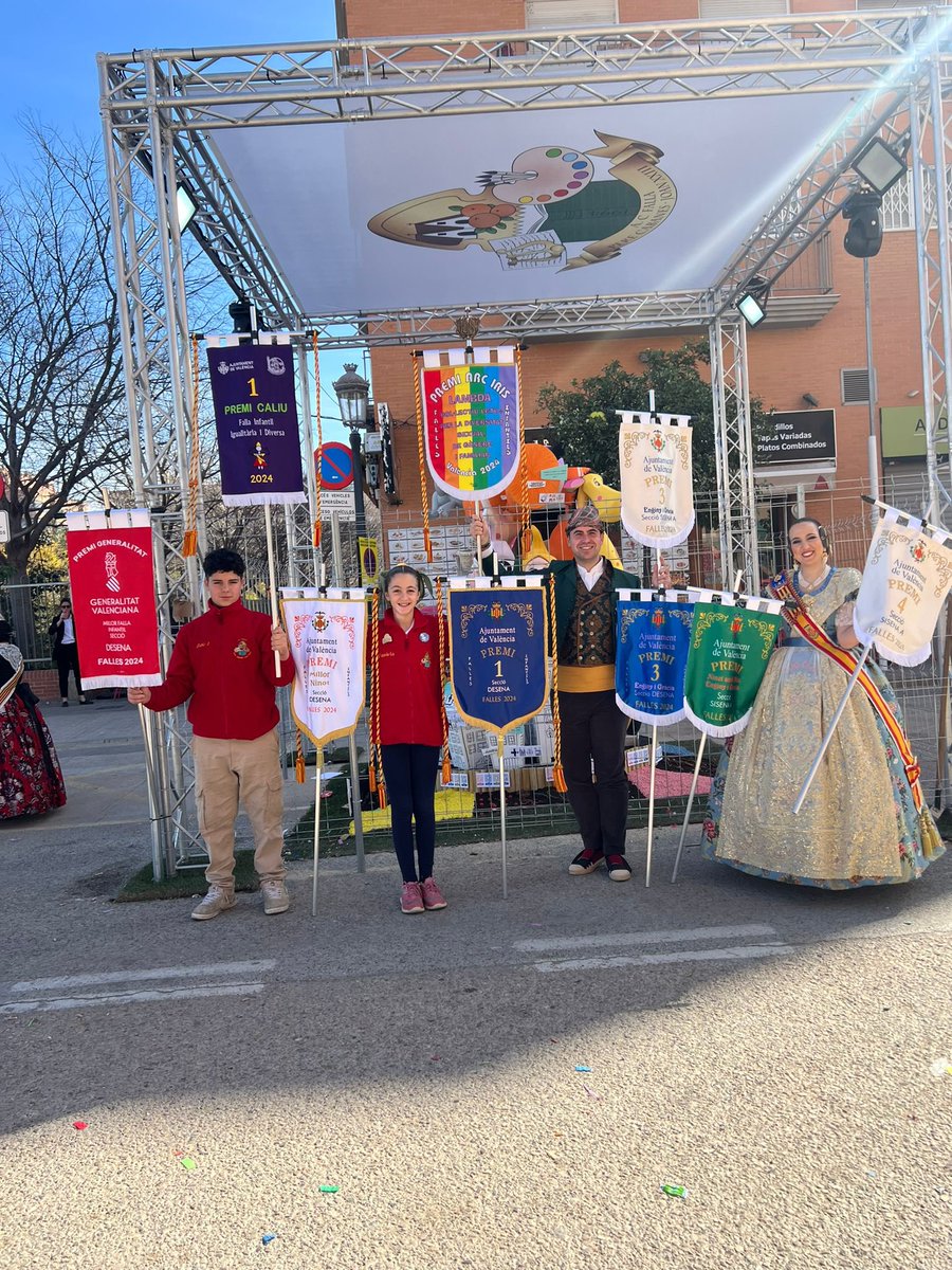 Falla374's tweet image. 🏆 RECOGIDA PREMIOS FALLA GRANDE

…la borrachera de premios este año ha sido tremenda, y apenas volvíamos de recoger los de la infantil, supimos que al día siguiente la fiesta no terminaba. Otros 4️⃣ premios para la falla grande, que recogimos la mañana del 17 de marzo