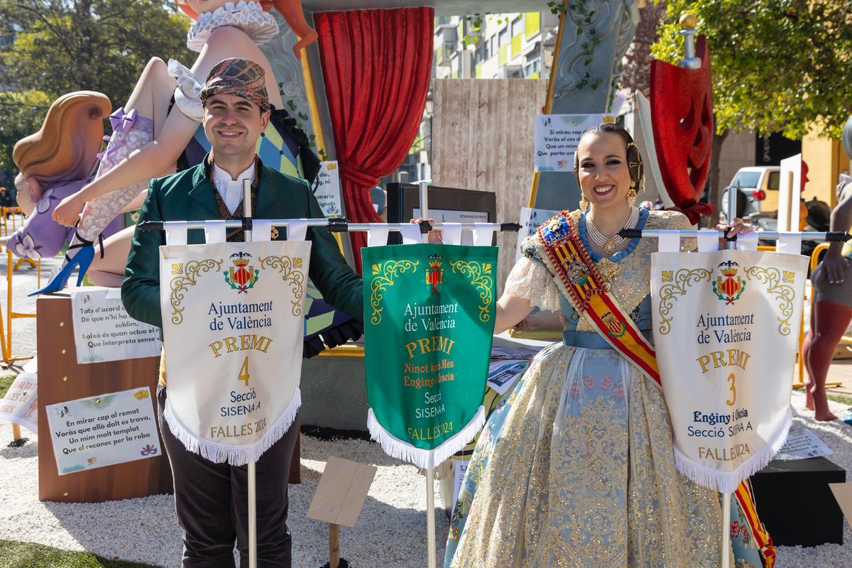 Falla374's tweet image. 🏆 RECOGIDA PREMIOS FALLA GRANDE

…la borrachera de premios este año ha sido tremenda, y apenas volvíamos de recoger los de la infantil, supimos que al día siguiente la fiesta no terminaba. Otros 4️⃣ premios para la falla grande, que recogimos la mañana del 17 de marzo