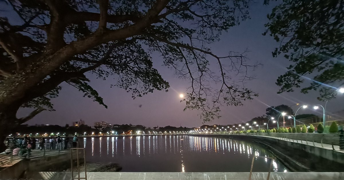 me_petrichor's tweet image. ಚಂದಿರನ ಚೆಲುವಿಲ್ಲಿ ಚೆಲ್ಲಿದೆಲ್ಲೆಡೆ ಚಂದದಲಿ
ಚಿತ್ತವಿದು ಚಲಿಸಿದೆ,ಚೇತರಿಸಿದೆ ಚಿತ್ತಾರದಲಿ!! 

ದೀವಿಗೆಗಳ ದಾರಿಯಲ್ಲಿ ಧಾವಿಸಿದೆ 
ದೃಶ್ಯಾಕರ್ಷಣೆಯೆಲ್ಲವ ಧ್ಯಾನಿಸಿದೆ...
ದಿನದಂತ್ಯದ ದೃಶ್ಯವನೇ ದಿಟ್ಟಿಸಿದೆ
ದಿನದಂತ್ಯದ ದೃಶ್ಯವನೇ ದಿಟ್ಟಿಸಿದೆ!! 

#RandomScribbles #MoonLove