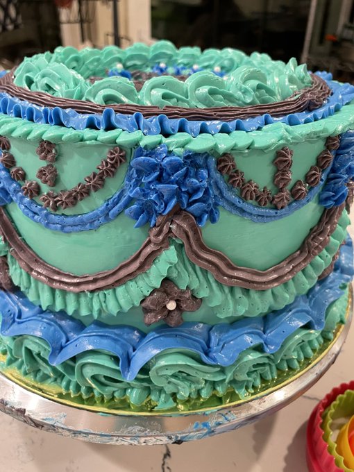Tried my luck at these viral vintage looking cakes&hellip;. How&rsquo;d I do? https://t.co/BeX89nKyZy