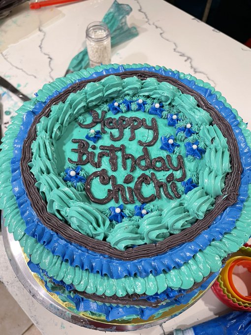 Tried my luck at these viral vintage looking cakes&hellip;. How&rsquo;d I do? https://t.co/BeX89nKyZy