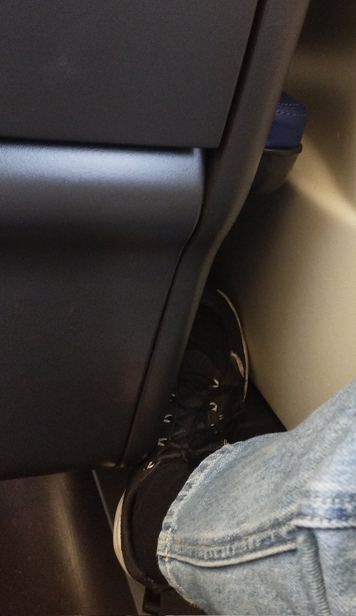 Oscardeimker's tweet photo. neurodiverse mensen in de trein https://t.co/I9LusSoQ3L