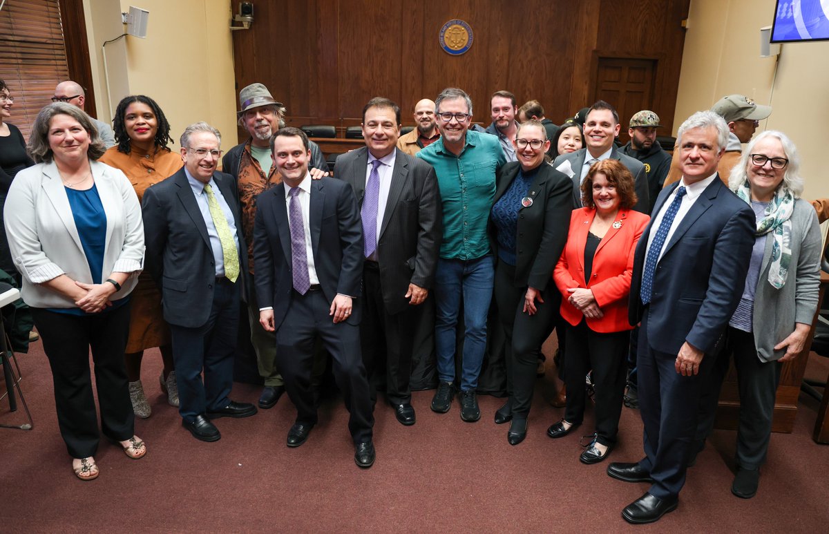 Members of the House participated in a press event organized by @reclaimri to advocate for a housing justice legislative package.

The legislation included in the package would address Rhode Island's housing crisis and protect and enhance tenants’ rights. @junespeakman spoke at…