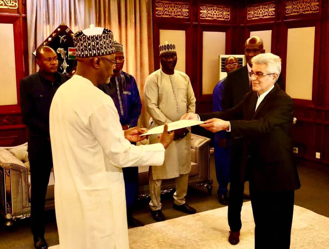 #Niger #Iran. Présentation ce jour au ministère des affaires étrangères du Niger, des copies figurées des lettres de créance du nouvel Ambassadeur de la République Islamique d’Iran au Niger, Dr. Ali Tiztak. Auparavant, l’Iran était plutôt représentée par un Chargé d’Affaires.…