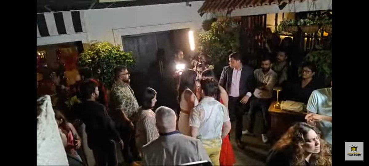 VibeGirlMannara's tweet photo. #priyankaChopra &amp; #NickJonus is here guys 😭 

HAPPY BIRTHDAY MANNARA
#MannaraChopra 
BIRTHDAY QUEEN MANNARA https://t.co/vcfIndTJoX