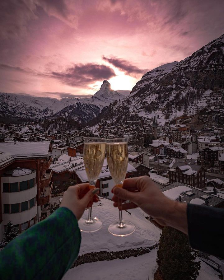 Life is suite when you discover BEAUSiTE! Surround yourself with traditional Swiss alpine hospitality, cool contemporary touches and a stunning outdoor heated pool with views over the iconic Matterhorn. 📸: Kelly Prince-Wright