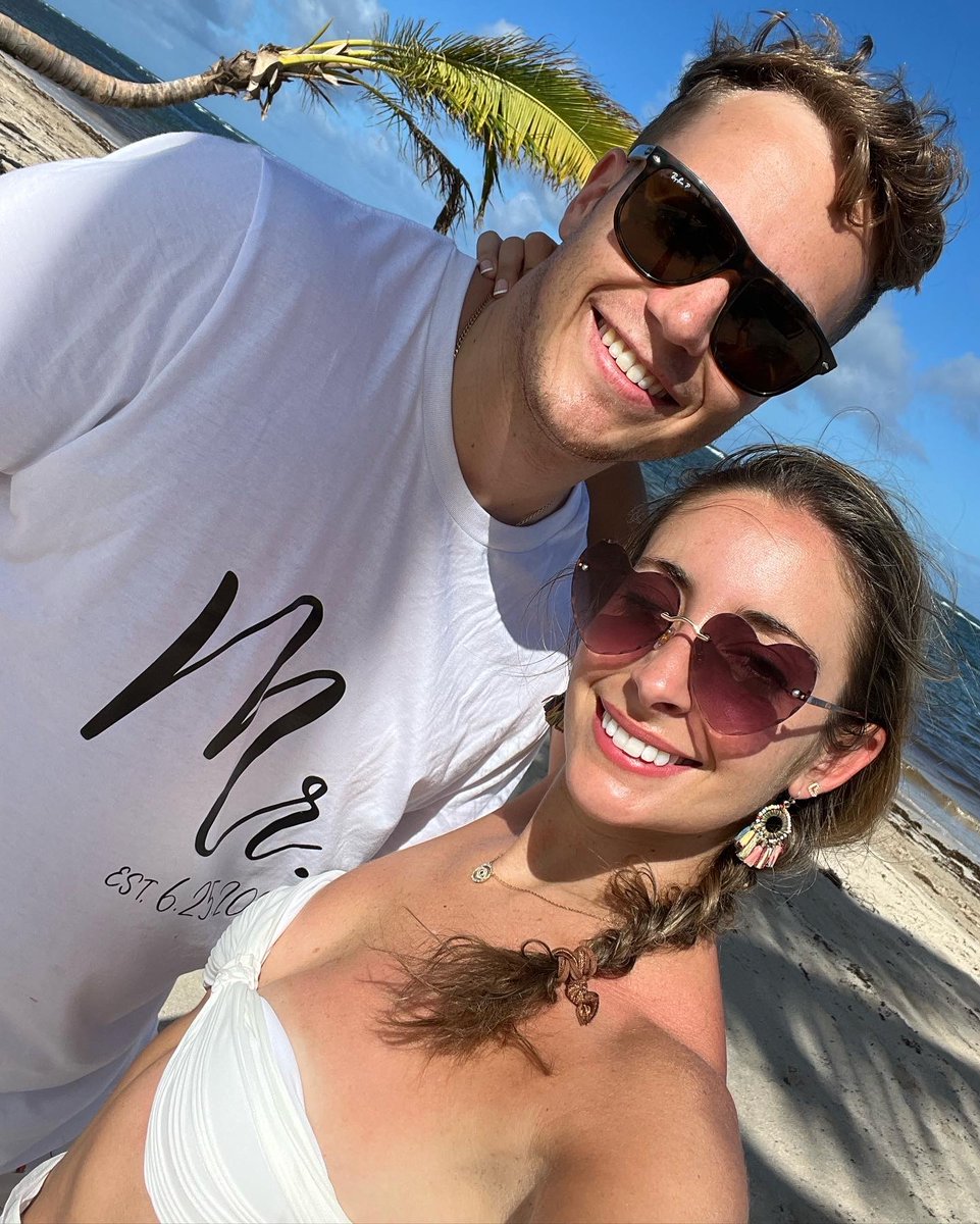 Honeymooning. 💑 #FanPhotoFriday

📷: Amanda