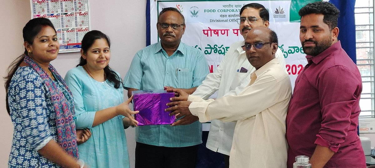 FCI_Nalgonda's tweet photo. The closing ceremony of #PoshanPakhwada celebrated by @FCI_Nalgonda marked the prize distribution to the winners in the #CookingRecipe competition held by the office.
Senior Officers & other staff took part in the ceremony.
@FCI_India
@Fci_Telangana
@CBC_Nalgonda https://t.co/eS1TTh2IfS