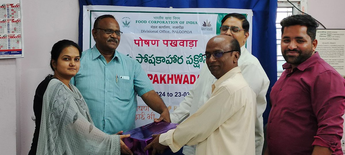 FCI_Nalgonda's tweet photo. The closing ceremony of #PoshanPakhwada celebrated by @FCI_Nalgonda marked the prize distribution to the winners in the #CookingRecipe competition held by the office.
Senior Officers & other staff took part in the ceremony.
@FCI_India
@Fci_Telangana
@CBC_Nalgonda https://t.co/eS1TTh2IfS
