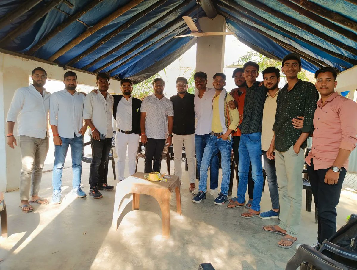 PrateekRajwada's tweet image. तस्वीरें जन्मदिन की हैं । घर के सामने बहुत देर तक आराम कुर्सी पर पीठ टिकाए सोचने के बाद भी कुछ नहीं लिख पाए या फिर शायद दिल ने कुछ लिखने की मंजूरी नहीं दी। अच्छा भी है, कुछ रिश्तों के लिए कुछ कहा नहीं जाता बस महसूस किया जाता है । ये वही रिश्ते हैं।
❤️🫂
#kuwarprateeksingh