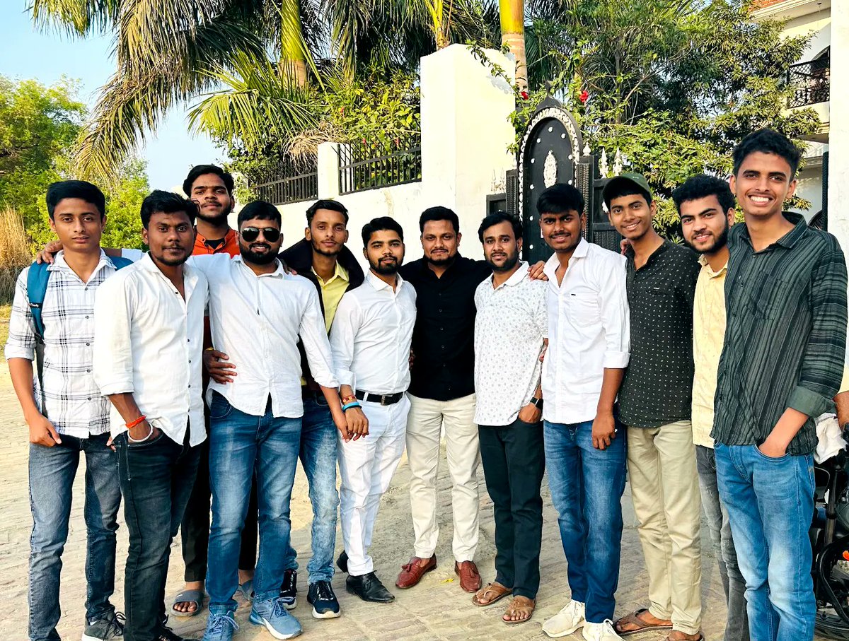 PrateekRajwada's tweet image. तस्वीरें जन्मदिन की हैं । घर के सामने बहुत देर तक आराम कुर्सी पर पीठ टिकाए सोचने के बाद भी कुछ नहीं लिख पाए या फिर शायद दिल ने कुछ लिखने की मंजूरी नहीं दी। अच्छा भी है, कुछ रिश्तों के लिए कुछ कहा नहीं जाता बस महसूस किया जाता है । ये वही रिश्ते हैं।
❤️🫂
#kuwarprateeksingh