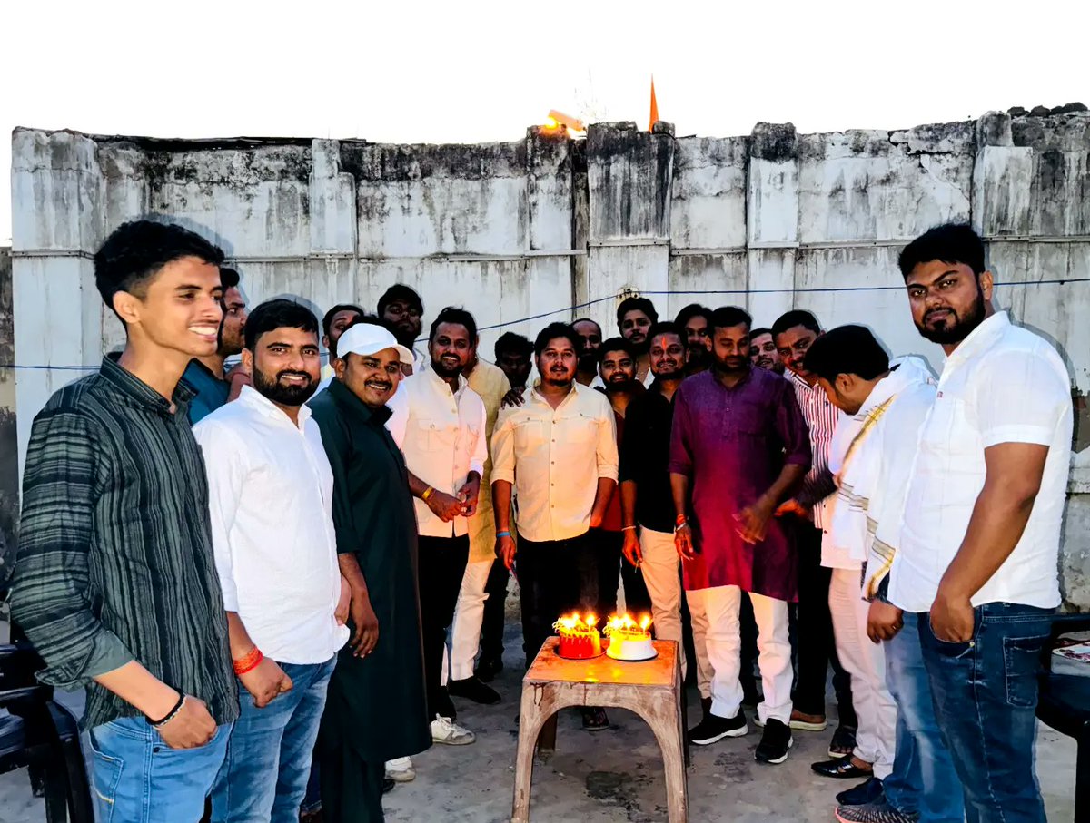 PrateekRajwada's tweet image. तस्वीरें जन्मदिन की हैं । घर के सामने बहुत देर तक आराम कुर्सी पर पीठ टिकाए सोचने के बाद भी कुछ नहीं लिख पाए या फिर शायद दिल ने कुछ लिखने की मंजूरी नहीं दी। अच्छा भी है, कुछ रिश्तों के लिए कुछ कहा नहीं जाता बस महसूस किया जाता है । ये वही रिश्ते हैं।
❤️🫂
#kuwarprateeksingh