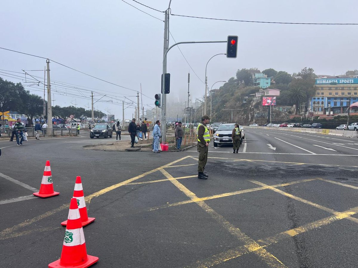 CarabValparaiso's tweet photo. En la Caleta Portales de #Valparaíso, Carabineros de la 3ra. Comisaría Norte realizan servicios de tránsito para resguardar la seguridad tanto peatones y automovilistas que llegan a este terminal pesquero. #LaPrevenciónEsNuestraEsencia https://t.co/ycxgqi9Sqb