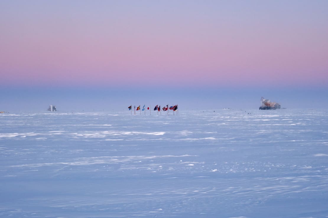 📍Last week at the pole—though some light still lingered—the sun had officially set. The traditional sunset dinner was held, with plenty of great food and good company. Read more about week 12 here ➡️icecube.wisc.edu/news/life-at-t… 📸: Connor Duffy, IceCube/NSF