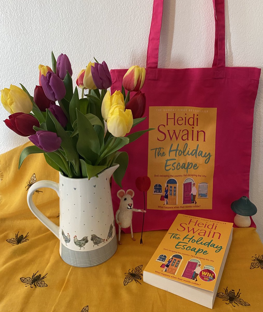 Thank you @Heidi_Swain for my beautiful bag and book 💛💖 Absolutely thrilled and honoured by your kindness in dedicating this book to me 🥰♥️ #soulsisters #theholidayescape #kittiwakecove #dorset