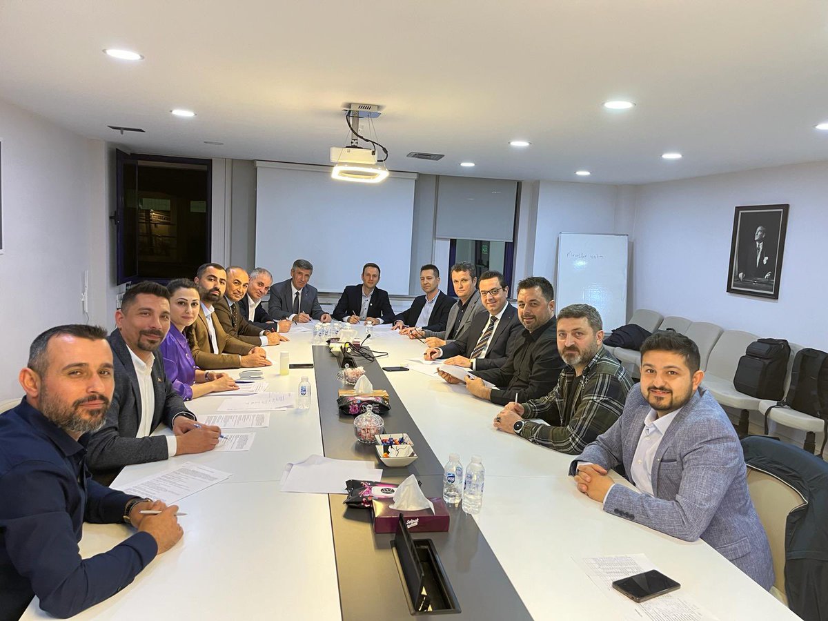 serkanodaman's tweet photo. Müvekkilimiz şirket adına Petrol-İş Sendikası Genel Merkezinde yaptığımız son toplu iş sözleşmesi görüşmesi 14 saat sürdü ve imzaları saat 02:28’de İstanbul’da atmak nasip oldu. Zor bir süreç anlaşmayla sonuçlandı. Hayırlı olsun. Şimdi İzmir yolundayız. https://t.co/i54OcUgewS