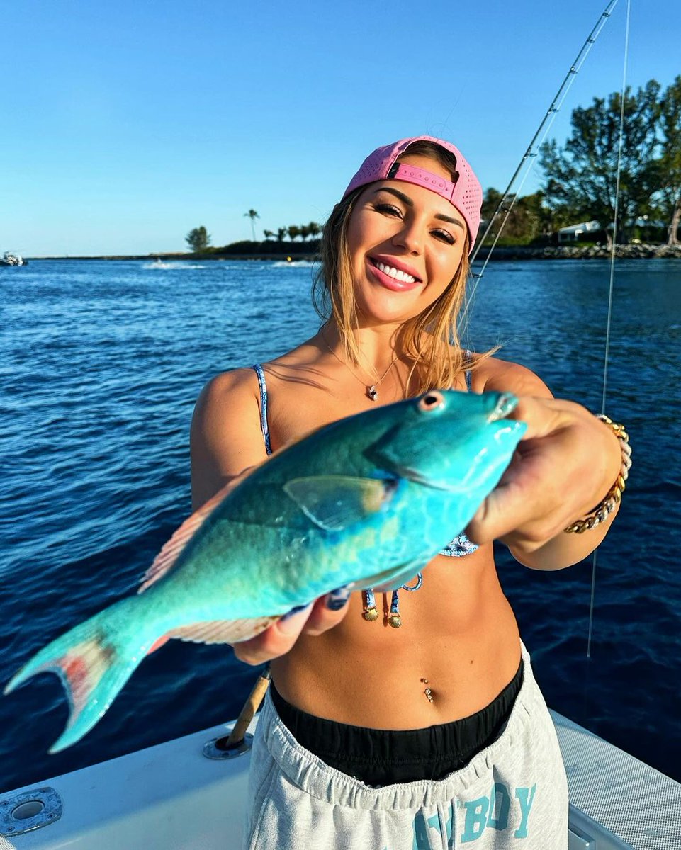 Let me brighten up your feed with this cute little parrotfish!🩵🦜🐟 Happy Friday!!