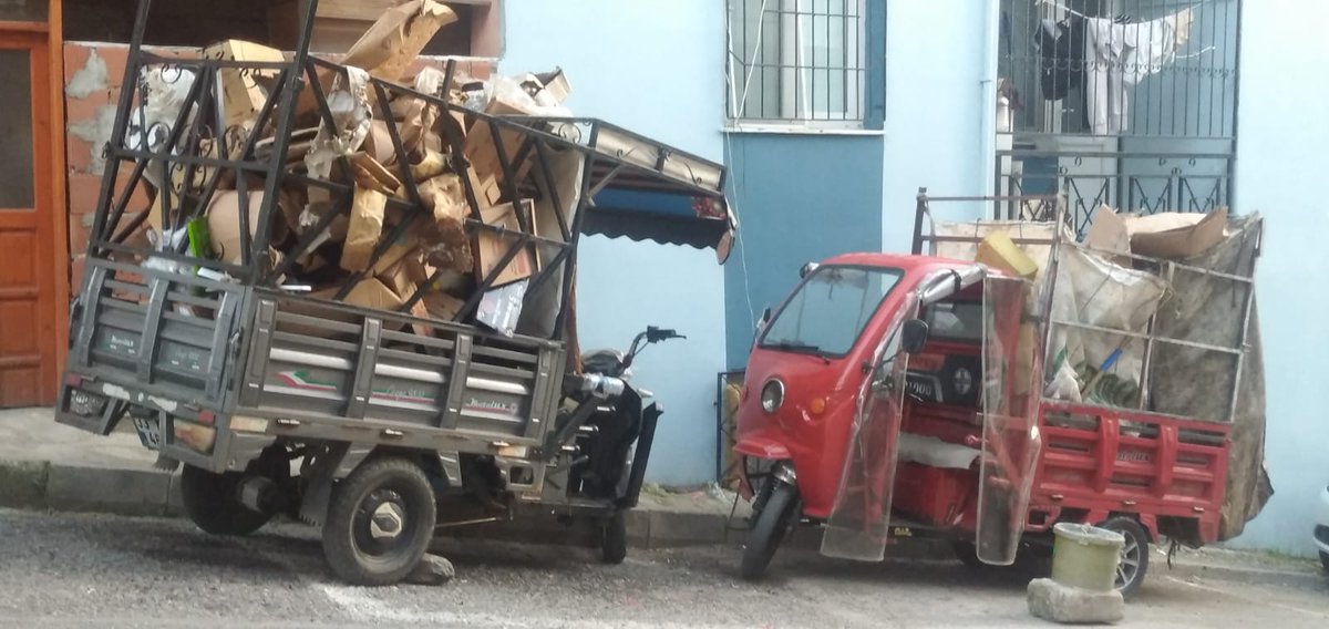 Sevgili değerli hemşerim benim şikayetim Suriyeli komşularımın çöp hurda vb araçları bunları kapımın önüne çekiyorlar bit pire fare koku görüntü kirliliği vb. Bunlarla ilgili bir çalışma nız varmıydı #karabağlarbelediyesi #izmirhim #izmirvaliliği #izmirbüyükşehirbelediyesi