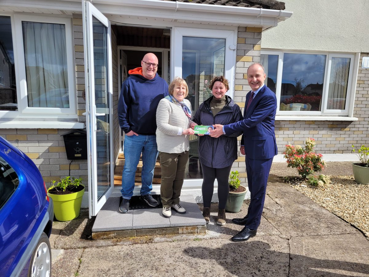 Out and about in Cork today with @JamesOConnorTD canvassing with local election candidate Cllr Ann Marie Ahern in Midleton. We’re listening to people’s views and issues that concern them. #LE24