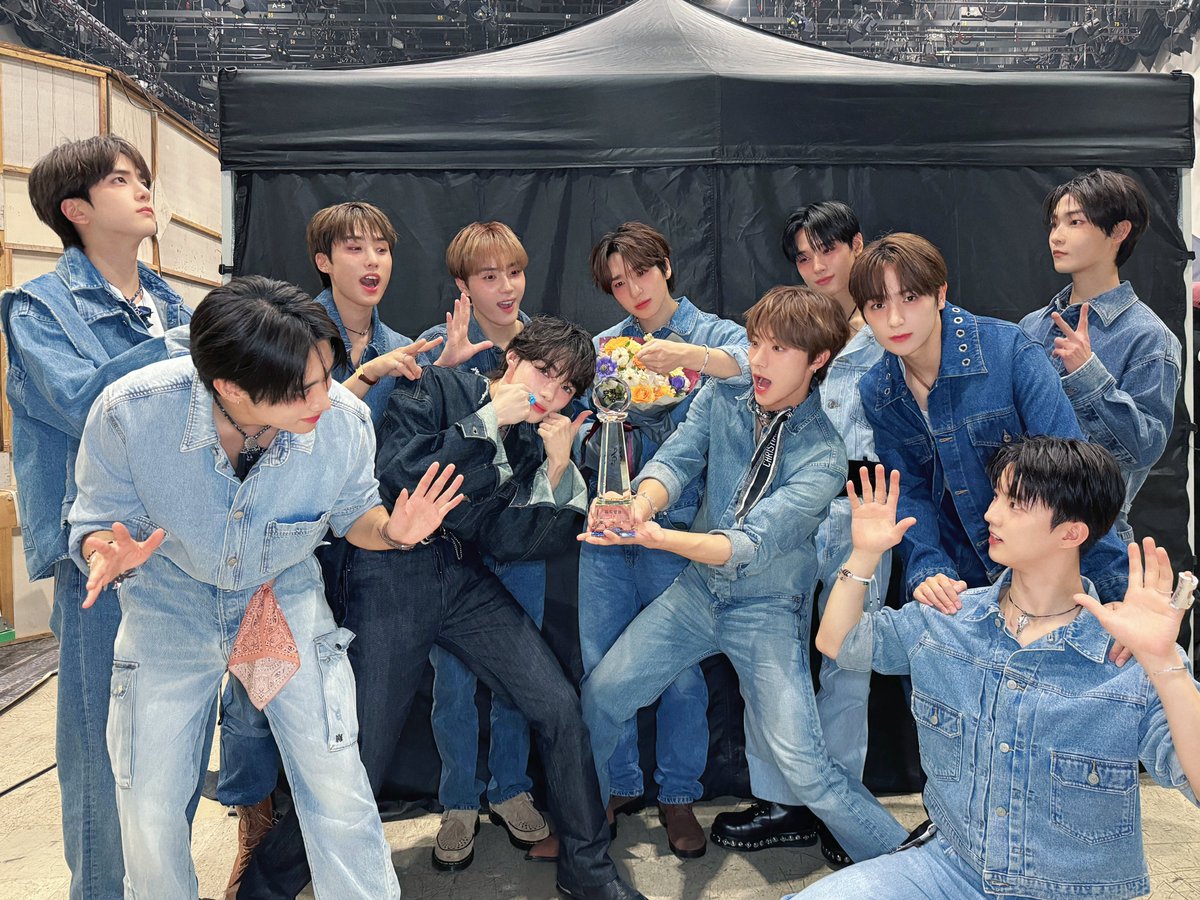 IST_THEBOYZ's tweet photo. [📸] 더보이즈 뮤직뱅크, 오늘의 팬사인회 완료✨ 더비 덕분에 얻은 1위라는 소중한 추억🥳 오늘도 너무너무 고맙고 사랑해요 더비😘

#THEBOYZ #더보이즈 #PHANTASY #Love_Letter #Nectar https://t.co/CstgDWYHCE