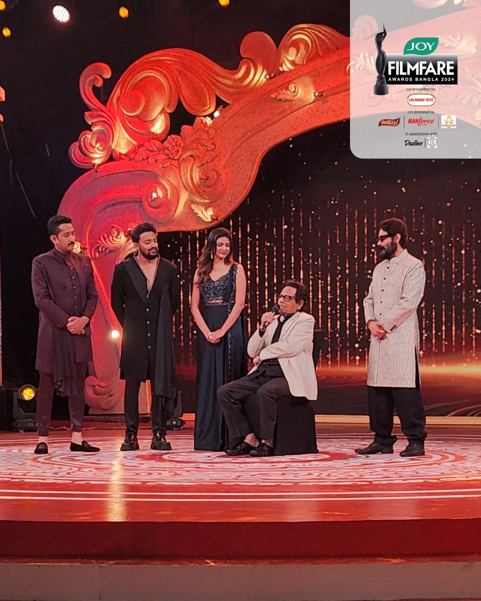 filmfare's tweet image. A moment to remember!✨

#ProsenjitChatterjee, #ParambrataChatterjee, #SauraseniMaitra and #SauravDas join #PrabhatRoy on stage as he wins the Lifetime Achievement Award at the #JoyFilmFareAwardsBangla2024. 

@adhawking