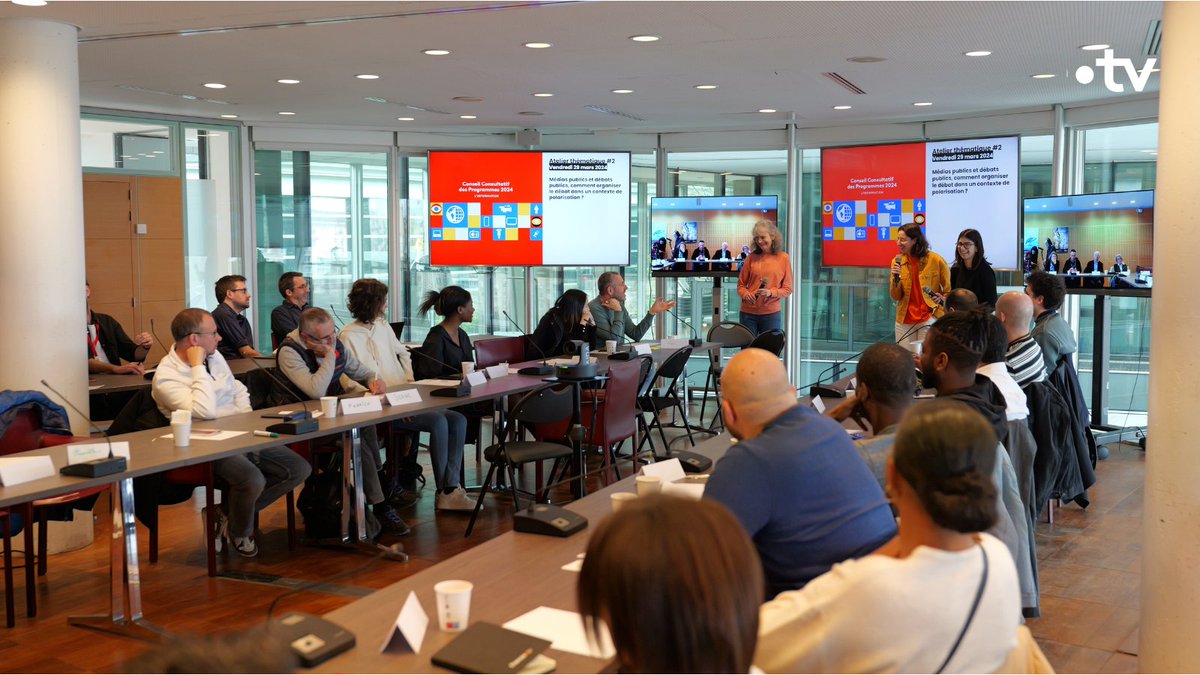 Francetele's tweet photo. 💬 👫 #ConseilFTV | Retour sur les ateliers du jour autour de "L'info" !

Avec nos téléspectateurs, on a planché sur  :
•  Leurs places dans le débat public
•  Leurs attentes autour du traitement des questions climatiques dans les médias

Visite surprise d’#AnneSophieLapix 😉 https://t.co/UDtOMdn1DW