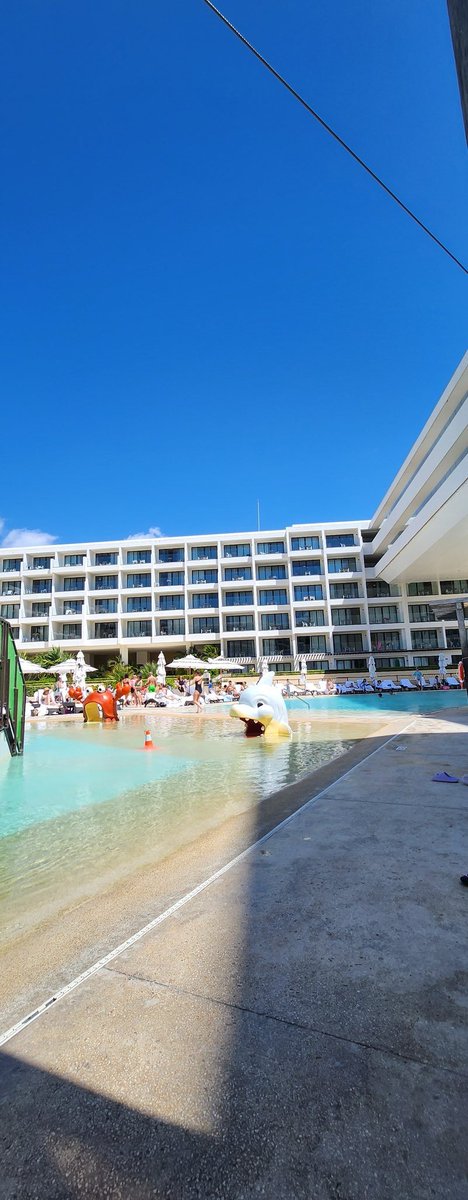 La frase del día: *"Las guerras seguirán mientras el color de la piel siga siendo más importante que el de los ojos".*
-Bob Marley.