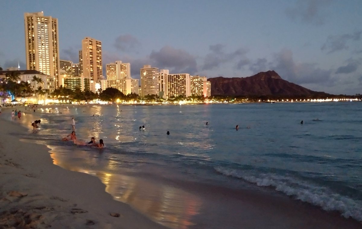 SurferScribe's tweet photo. It was gorgeous last night here in #Waikiki 

#travelphotography #Hawaii https://t.co/ZAgQVUgNAK