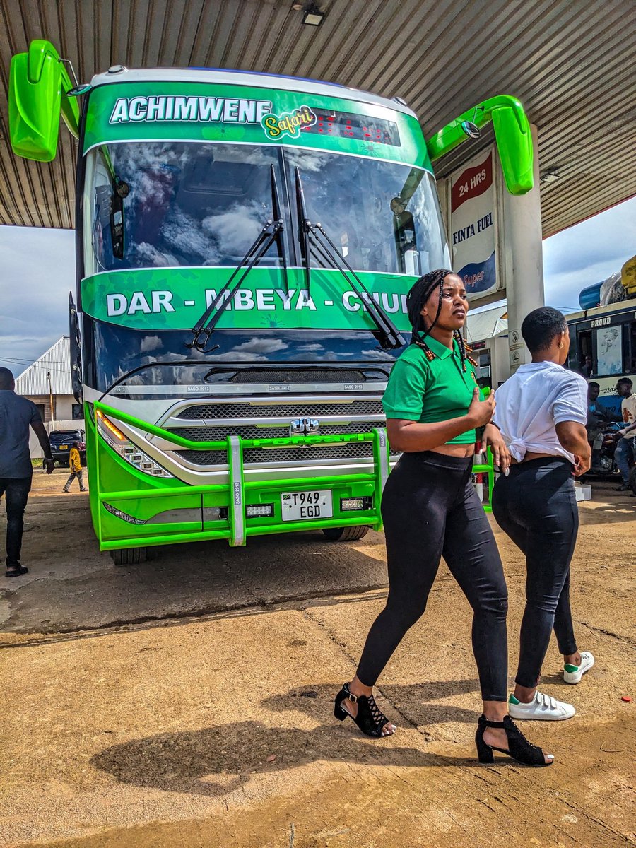 sns_motors's tweet photo. Ila Porcal bwana 

Naskia ndo designer wa hii style ya kufunga shati 😀 https://t.co/W4UjSrdYwD