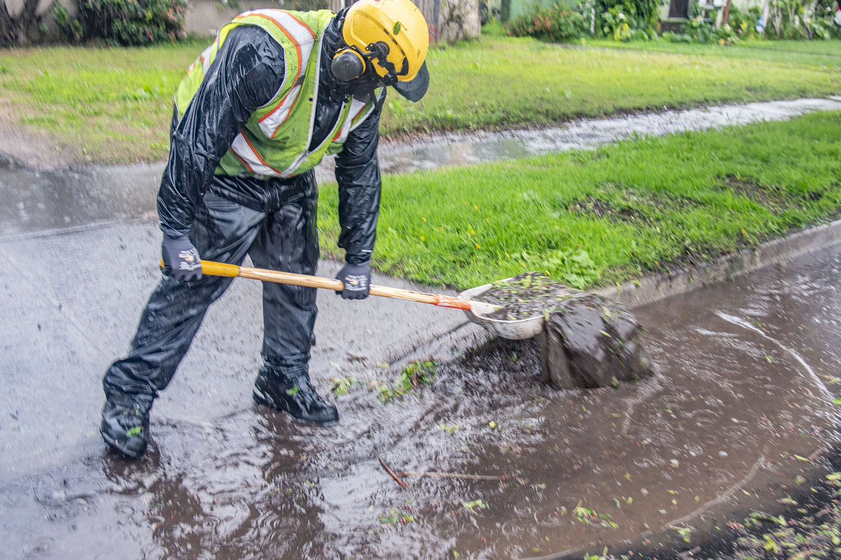 Rain is expected in @LACity this weekend. Please remember to call 311 or use the @MyLA311 app to request assistance from StreetsLA, including if you need to report one of the following: ✅ Pothole ✅ Mudslide/landslide ✅ Tree emergency #AtYourService @lacitydpw @MayorOfLA