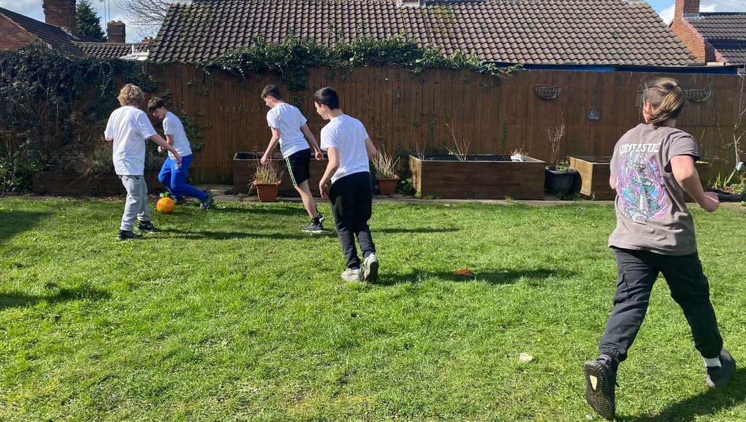 Fantastic week in #Darlaston as we held our Kicsters Easter #HolidayYouthClubs.

#YoungPeople made new friends, sampled new fruit &amp; veg, tried new hot meals, experienced #VR &amp; next gen #gaming, took part in group activities and arts and crafts.

<a href="/WRight4Children/">Walsall Right 4 Children</a> #HAF2024 #Easter
